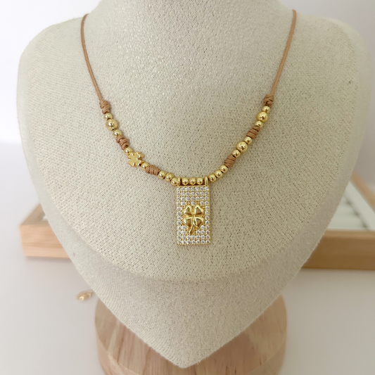 gold clover necklace for women, trendy gold pendant necklace, elegant clover jewelry aesthetic, dainty everyday necklace, minimalist gold jewelry