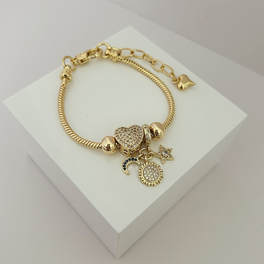 Pulsera dorada con charms de corazón, luna, sol y estrella con circonias brillantes, diseño elegante para uso diario o regalo especial.