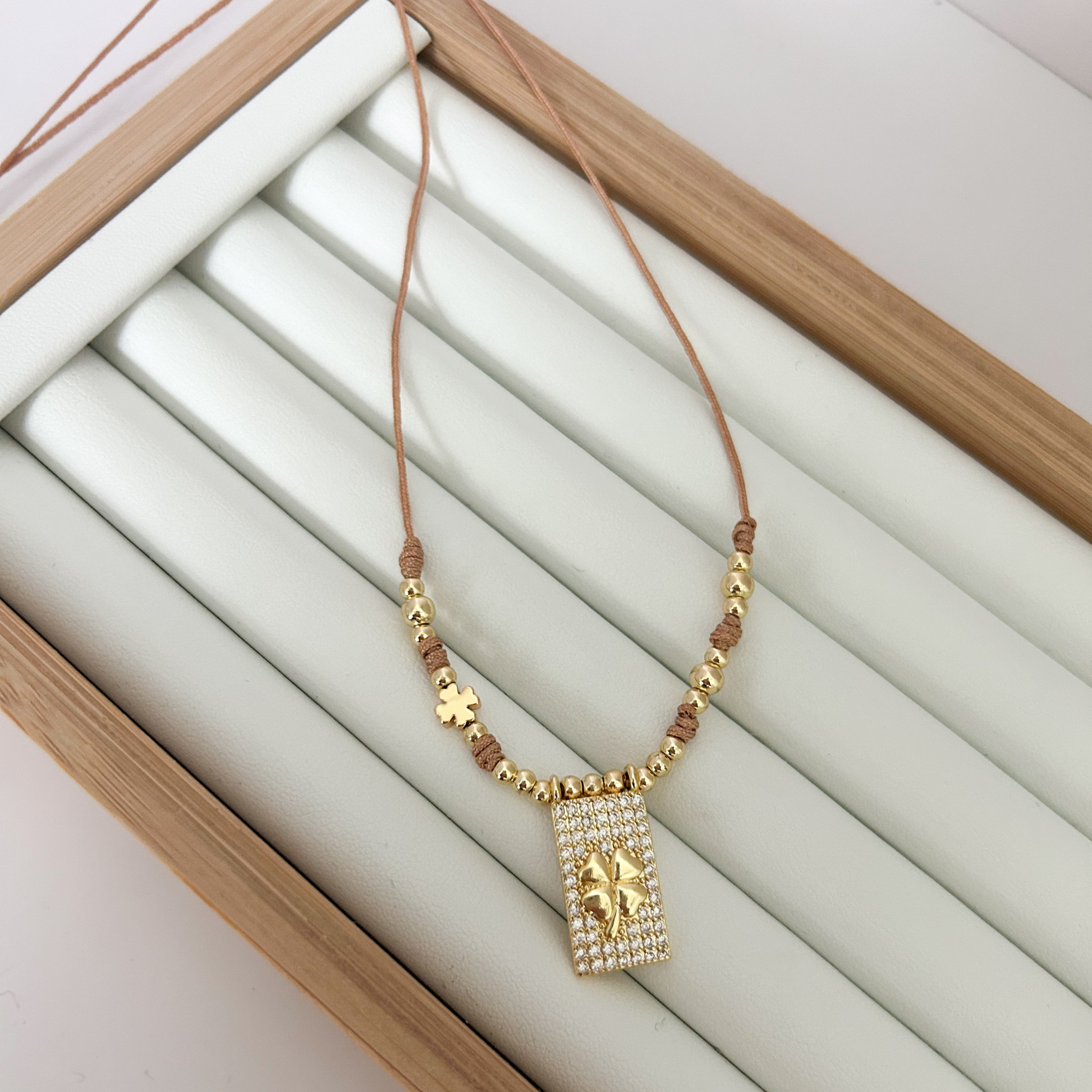gold clover necklace for women, trendy gold pendant necklace, elegant clover jewelry aesthetic, dainty everyday necklace, minimalist gold jewelry