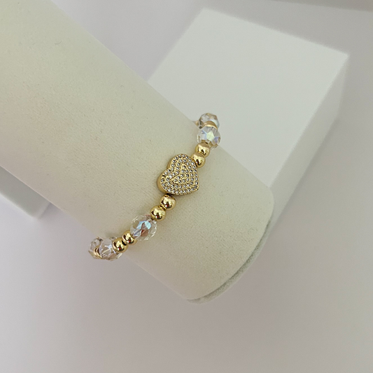 Pulsera ajustable con corazón de circonias, cuentas cristal facetadas y detalles dorados, elegante regalo para mujer.