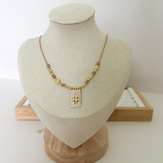 gold clover necklace for women, trendy gold pendant necklace, elegant clover jewelry aesthetic, dainty everyday necklace, minimalist gold jewelry