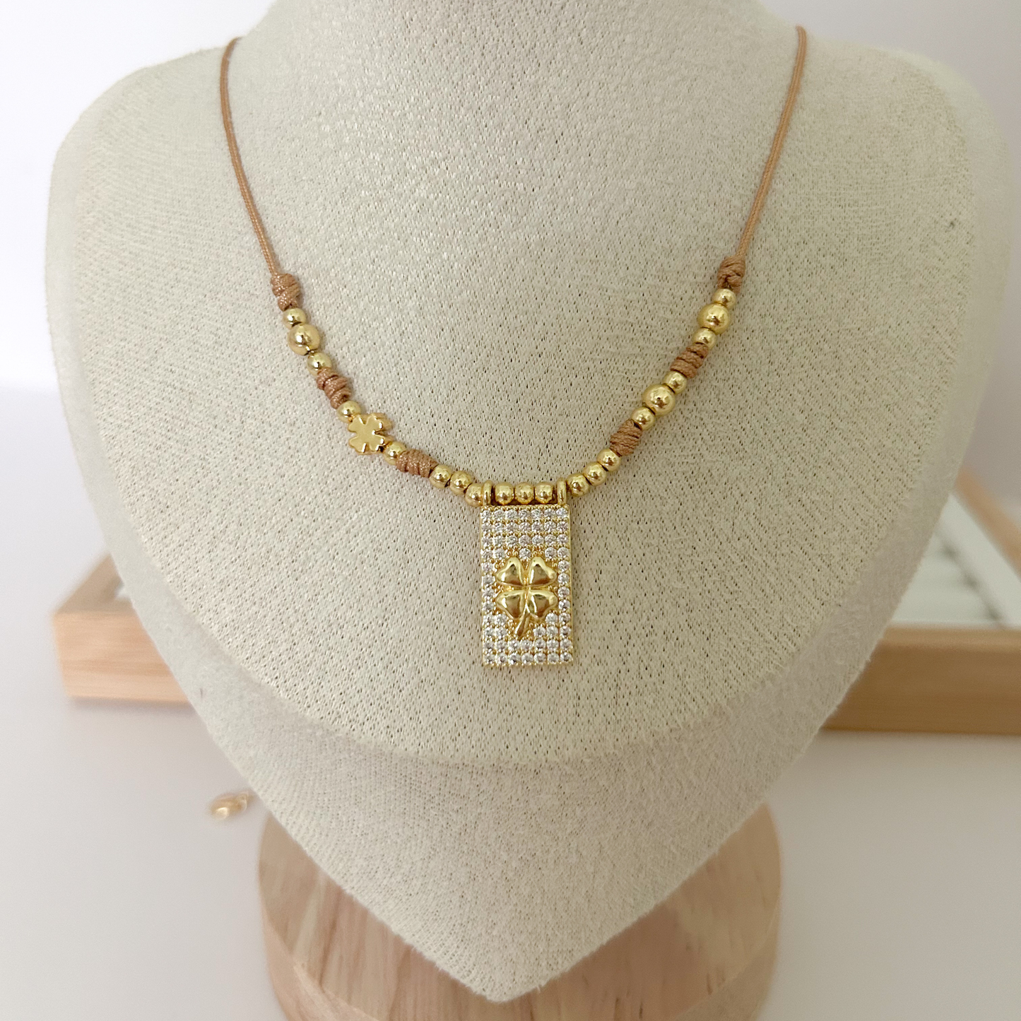 gold clover necklace for women, trendy gold pendant necklace, elegant clover jewelry aesthetic, dainty everyday necklace, minimalist gold jewelry