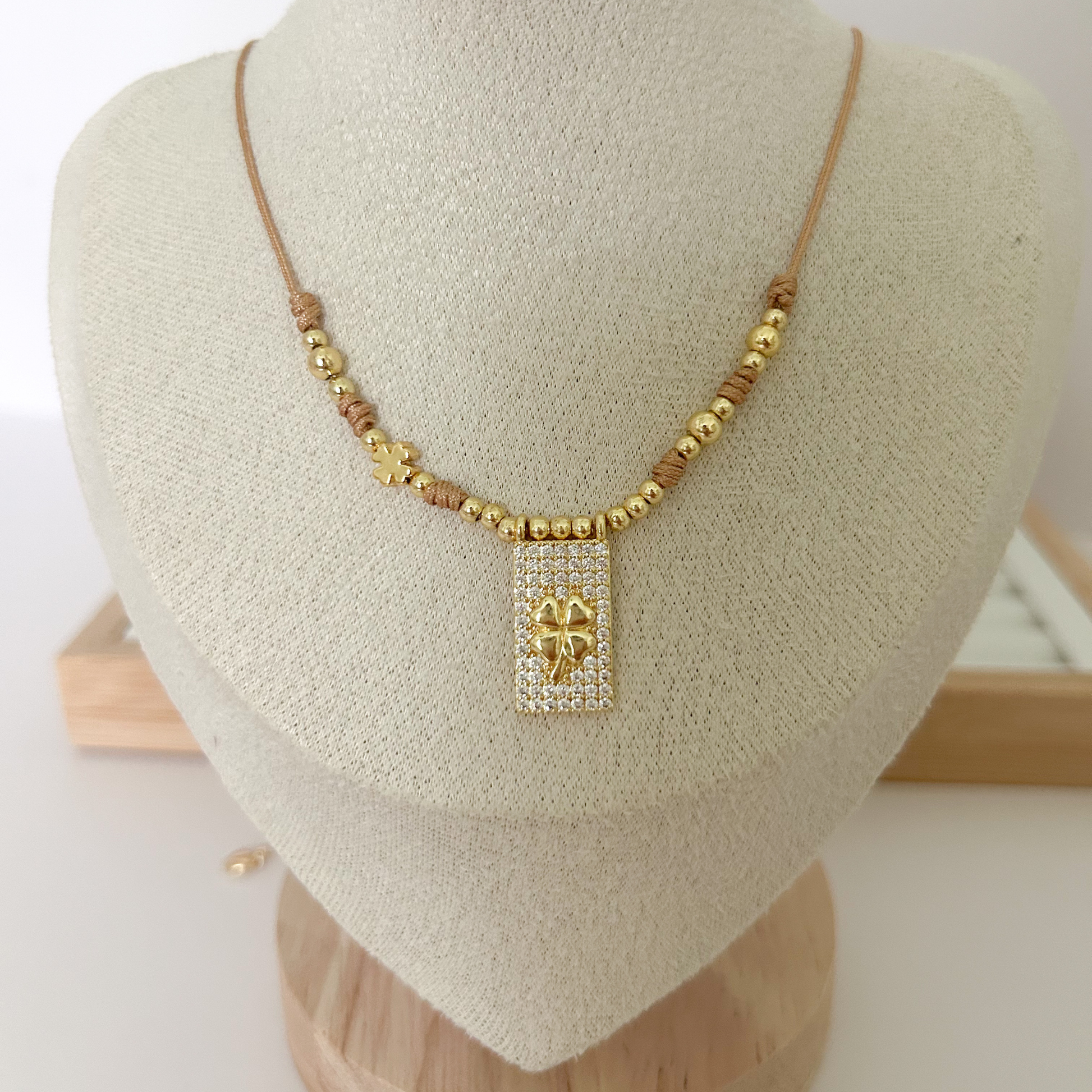 gold clover necklace for women, trendy gold pendant necklace, elegant clover jewelry aesthetic, dainty everyday necklace, minimalist gold jewelry